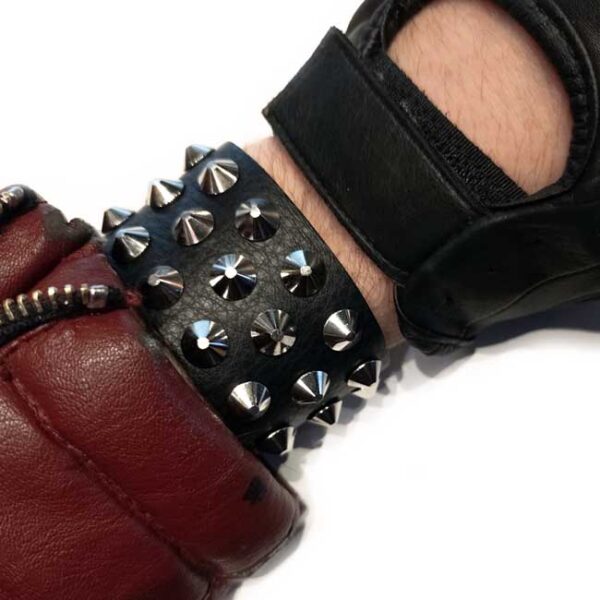 armband-3-stud one strap on arm